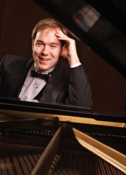 Photograph of pianist Joshua Russell